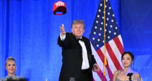 The Donald indossa il cappellino rosso ‘Trump 2028’ e annuncia: ‘Mi candido a presidenziali’