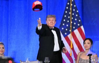 The Donald indossa il cappellino rosso ‘Trump 2028’ e annuncia: ‘Mi candido a presidenziali’