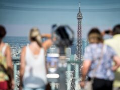 Parigi tocca i 35 gradi, chiudono in anticipo Tour Eiffel, Louvre e Museo d’Orsay