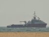 Teheran chiude Hormuz e colpisce le navi. Nuovi raid Usa
