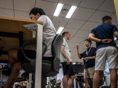 Giappone, la lunga estate che spoglia i ‘salarymen’. Il tabù dei pantaloncini