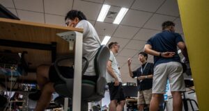 Giappone, la lunga estate che spoglia i ‘salarymen’. Il tabù dei pantaloncini