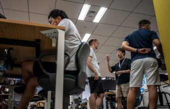 Giappone, la lunga estate che spoglia i ‘salarymen’. Il tabù dei pantaloncini