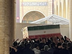 Iran, folla in lutto nel luogo dei funerali di Khamenei a Teheran
