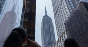 Una coppia si arrampica sull’Empire State Building e lui le fa la proposta