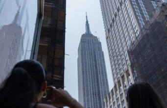 Una coppia si arrampica sull’Empire State Building e lui le fa la proposta