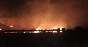 Il Pollino brucia ancora, fiamme salgono verso le montagne