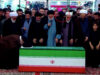 Un uomo col volto oscurato ai funerali di Khamenei scatena i social, ‘forse è Mojtaba’