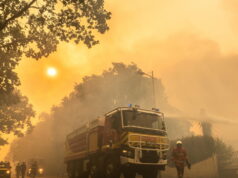 In fuga via mare dall’inferno di Cap Ferret, l’Europa brucia