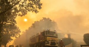 In fuga via mare dall’inferno di Cap Ferret, l’Europa brucia
