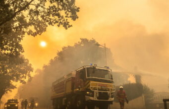In fuga via mare dall’inferno di Cap Ferret, l’Europa brucia