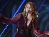 Noemi cade dal palco durante un concerto, in ospedale per accertamenti