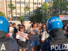 Tensioni al comizio di Vannacci a Pescara, interviene la polizia