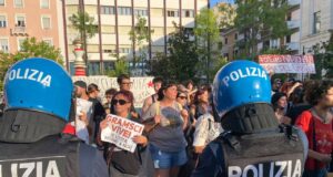 Tensioni al comizio di Vannacci a Pescara, interviene la polizia