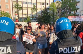 Tensioni al comizio di Vannacci a Pescara, interviene la polizia