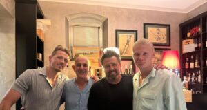 Haaland in pigiama al compleanno della fidanzata a Taormina