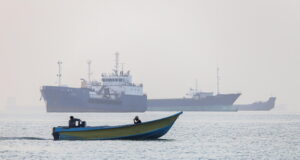 Gli Usa lanciano nuovi attacchi L’Iran spara contro il traffico di navi nello Stretto di Homuz