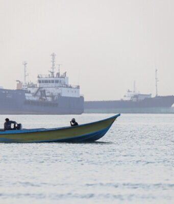 Gli Usa lanciano nuovi attacchi L’Iran spara contro il traffico di navi nello Stretto di Homuz