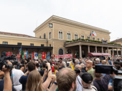 La strage di Bologna 46 anni fa, la città ‘ferita’ in piazza anche per Fakir
