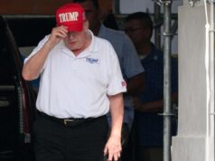 Virale il tiro di Trump al torneo di golf, ‘la pallina è telecomandata’ VIDEO