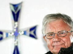 Funerali di Don Antonio Mazzi, un lungo applauso accoglie il feretro