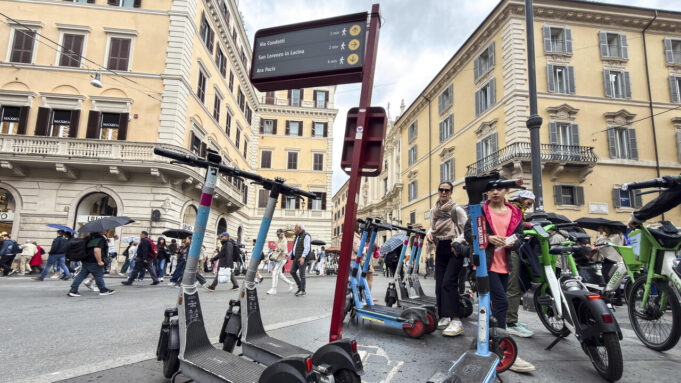 Dall’Antitrust multa milionaria a monopattini e bikesharing. ‘Ostacolate le corse gratis’