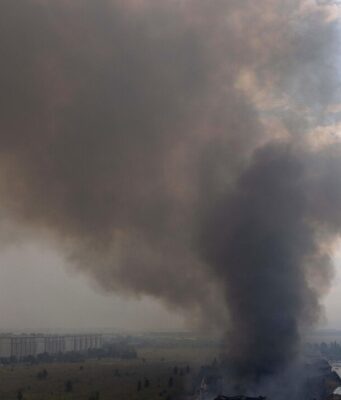 Raid di Mosca sulla regione di Kharkiv, 3 morti. Kiev colpisce raffinerie e navi russe