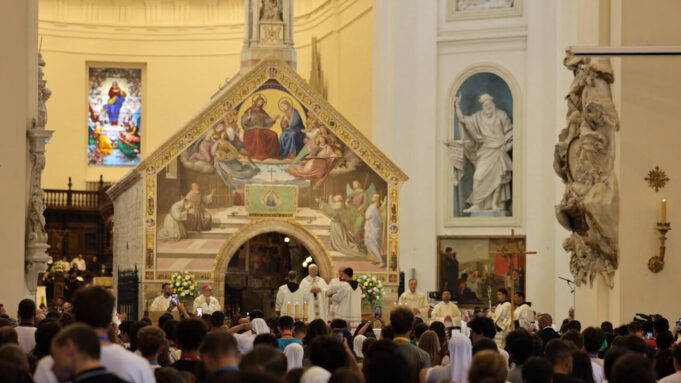 Il Papa ad Assisi, bagno di folla con i giovani. ‘I cristiani all’opposto del fondamentalismo’