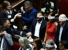 La Camera nega l’uso delle chat di Delmastro, l’Aula finisce in bagarre
