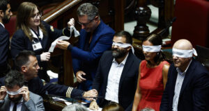 La Camera nega l’uso delle chat di Delmastro, l’Aula finisce in bagarre