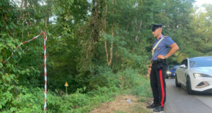 Lo scambia per un rivale e lo uccide, morto per aver aiutato una sconosciuta