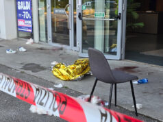 Donna accoltellata fuori da un centro commerciale, arrestato l’ex marito