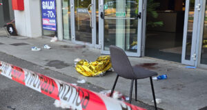 Donna accoltellata fuori da un centro commerciale, arrestato l’ex marito